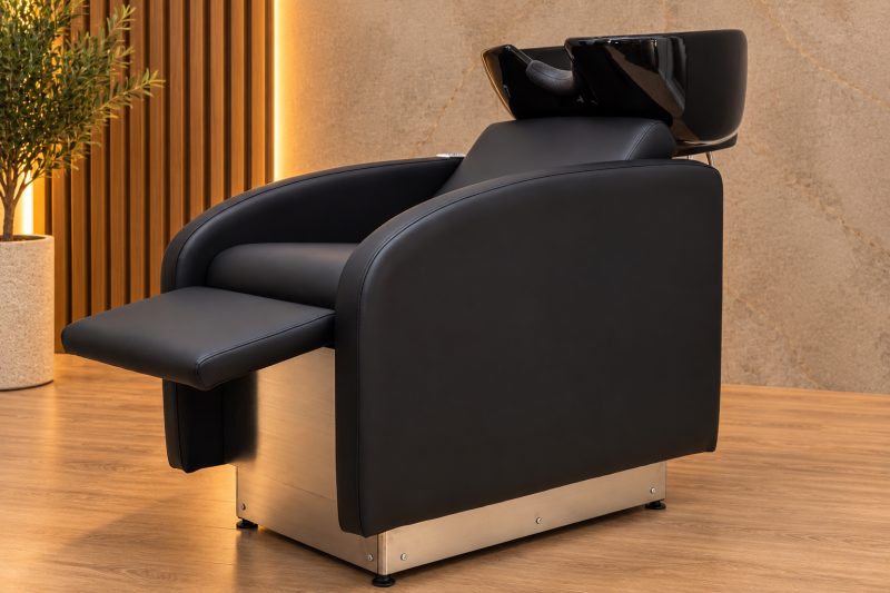 Le LIBI LIFT en salon, repose-jambes déployé, vu de l'arrière gauche.